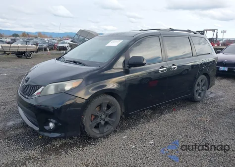 2013 Toyota Sienna Se 8 Passenger z USA, uszkodzony, nr VIN 5TDXK3DC8DS301634